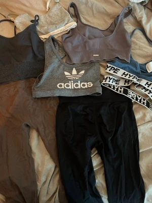 Träningskläder paket med sport-bh och tights - Säkjer bundle paket med sportkläder. 2 par tights i strl s och massa toppar/bhr till.