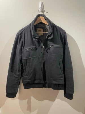 Thomas burberry jacka - Vintage Thomas burberry jacka, är storlek L och sitter som det eller aningen mindre. Fint skick med små enstaka defekter.
