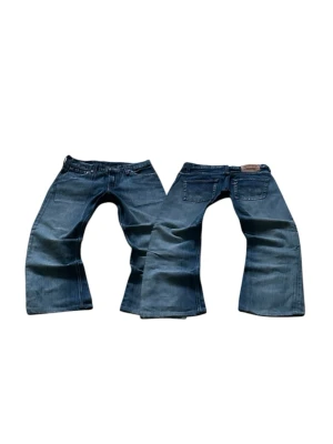 Blåa Levis 507 Bootcut Jeans Storlek W29 L30 - Mycket fina Levis Jeans i blå färg. | Jeansen är i mycket bra skick och sparsamt använda. |  Äkta som allt annat jag säljer! ✅ |  Storlek: W29 L34 (blivit kortare, se bilder) | Skick: Mycket Bra Skick | Färg: Blå | Märke: Levis | Modell: Jeans |   Hör gärna av dig vid frågor så svarar jag så fort jag kan! 😁 |  (SKU - 283)