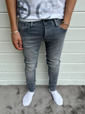 Jack & Jones jeans grå - Hej, säljer dessa ljusgrå snygga Jack & Jones jeans i gott skick utan defekter! Modellen på bilden är 183cm och väger 68kg. Passformen är slim/glenn med storleken W29/L32! Hör gärna av dig om du har några frågor eller funderingar 😊mvh DC ♦️