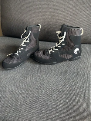 Venum contender boxnings skor  - Säljer mina boxnings skor ifrån Venum knappt använda som nya, perfekta för boxning super bekväma och effektiva, ny pris 1100kr