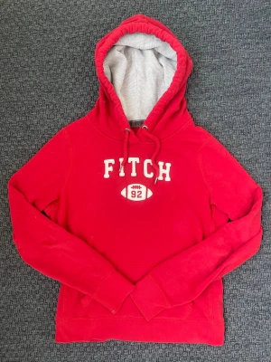 Vintage 2000s Abercrombie & fitch Hoodie - Säljer nu denna sjukt snygga Vintage 2000s Abercrombie & fitch hoodie! Passar till allt och har en perfekt passform. Säljs ej längre i butik och är därav mycket eftertraktad😊 passar xs perfekt ! Skriv vid funderingar 🤝
