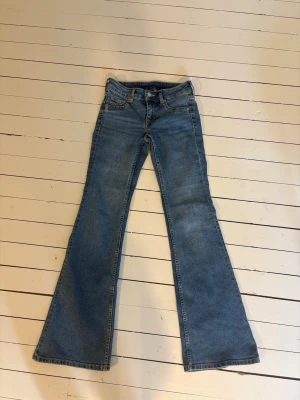 Jeans  - Jättefina blåa lowwaist bootcut jeans från H&M i storlek 32💞