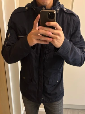 Superfin blå Riley field jacket L (54) - Jättefin populär eftertraktad blå Riley field jacka i storlek 54. Otroligt plagg i utmärkt skick och grym passform! Tveka inte vid minsta fråga eller fundering!