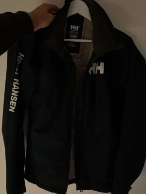 Mörkblå Helly Hansen vindjacka  - Snygg jacka bra skick, hör av er vid frågor, inga defekter!  