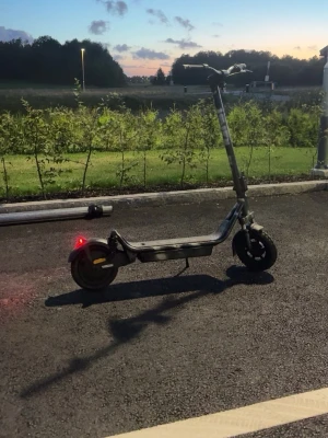 Svart elsparkcykel med LED-belysning - Säljer en svart elsparkcykel med LED-belysning bak och robust ram. Utrustad med stora hjul och bred fotplatta för stabil körning. Perfekt för att ta sig runt i stan eller till skolan. Laddas enkelt via eluttag och har justerbart styre. och går att bytas mot en kukrin