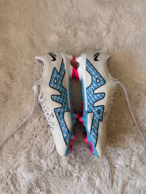 Fotbollsskor - Jag säljer mina Nike Zoom Mercurial Vapor 15 Academy, de är väldigt fräscha och snygga. Använda men inga skador bara en liten grässfläck där fram och snöret är slitet.