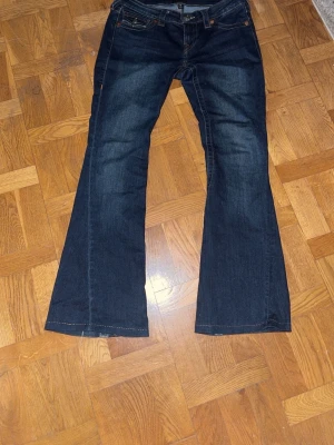 Mörkblå  jeans True Religion - Snygga mörkblå  jeans från True Religion i storlek w26. Uppsydda så passar en som är max 165. Super fint skick. Pris kan diskuteras🩷