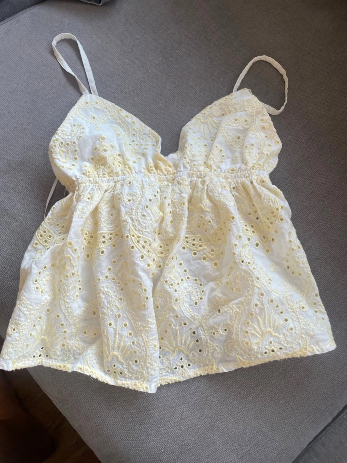 Vit broderad linnetopp från Subdued