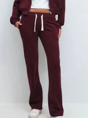 Vinröda mjukisbyxor - Jättefin vinröda mjukisbyxor från Gina Tricot. Perfekt till hösten och passar till både linnen och mysiga toppar. Säljer även en matchande hoodie som tillhör samma set. Det är S i tröjan och XS i byxorna. Det är helt slutsålt och finns ej längre att köpa. ‼️Köp gärna dem ihop/tsm‼️