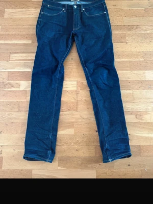 Mörkblå raka jeans - Hej, säljer ett par av mina älskade acne studios jeans som ligger och dammar för tillfället då de är lite för stora, är 180 med smal midja och de är perfekta i längden så letar någon som kan ge dessa ett nytt liv. Gammal sällsynt modell, rå italienskt denim som personanpassar utseendet ju mer du bär dom. Pris är såklart väldigt diskuterbart. Hojta till vid minsta lilla så svarar jag snabbt.