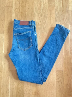 Tiger of sweden jeans - Säljer ett par riktigt snygga Tiger of Sweden-jeans i den populära modellen “Evolve”. 👖 Stilren tvätt och perfekt passform. | Skick: 9/10 | Storlek: W31 L34 | Pris: 399 kr | Skriv vid minsta fundering 😊