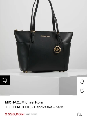 Michael kors väska - Äkta och Knappt använd. Har lite tecken på användning under väskan annars som helt ny!