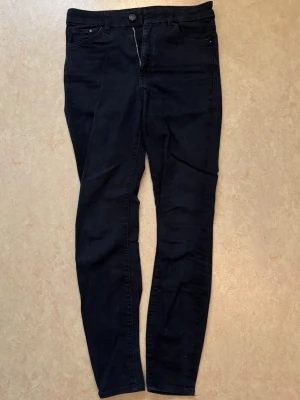 Svarta H&M skinny-jeans - Svarta skinny-jeans från H&M.