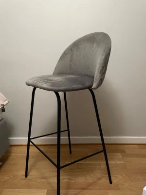 Barstol  - 1 st barstol, köpt för ca 750 kr på Jysk. Finns att hämta i Göteborg. 