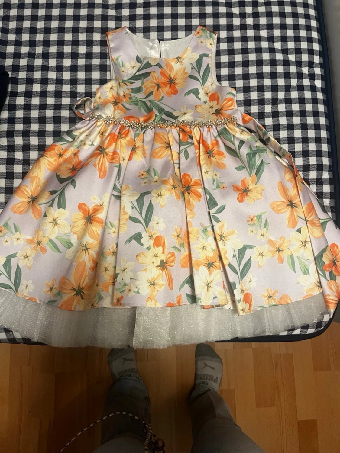 Blommig barnklänning med pärldetalj
