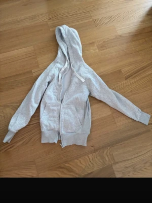 Russemerch zip tröja - Några defekter som syns på bilderna men inget som syns annars, säljer även matchande byxor till