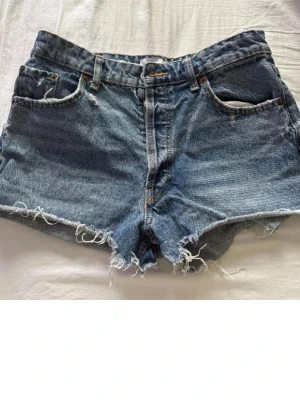 Zara shorts  - Fina shorts från Zara som också inte kommer till användning tyvärr, storlek 38🌟 passar till allt och speciellt nu till sommaren! 