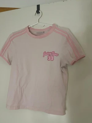 Juicy couture sport T-shirt  - använd 2-3 gånger. Ny pris runt 300-500kr säljer för 150.