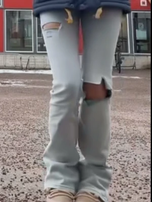 Ljusblå jeans från weekday - Ljusblåa jeans från weekday, har gjort hålen själv, storlek 27-32