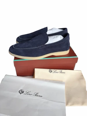 Loro Piana Loafers  - Snygga marinblå loafers från Loro Piana i mjuk mocka med ljus sula. Klassisk slip-on modell med stilren design och diskreta sömmar. Perfekta för dig som gillar en clean och exklusiv look. Skorna kommer med kartong och dustbags.