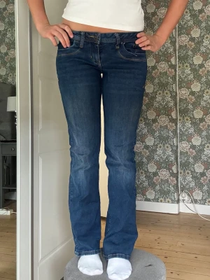 LTB bootcut jeans - Säljer ett par mörkblå bootcut jeans med klassisk femficksmodell och låg midja. Strl 27/32, men är mycket stretchiga. Inga skador eller märken, säljer på grund av att de blivit för korta.💕