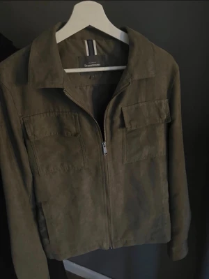 Zip jacka  - Säljer en tvär fet zip jacka från dressman i strålande skick. Storlek s och väldigt trendig. Perfekt för sommarkvällar och hösten. Vid fler frågor och funderingar är det bara att skriva. Pris ej hugget i sten