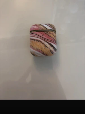  Ideal of Sweden AirPods skal 1 - Jag säljer ett AirPods skal för AirPods 1 . Skalet köpte jag för ganska länge sen. Men är en då ganska bra skick. Bara att det är lite skrapor på lockets insida.💗💗