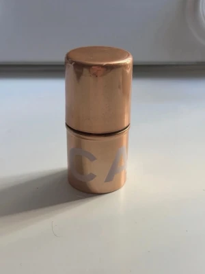 Highlighter stick i roséguldhylsa - Krämig highlighter i stickformat med skimrande champagnefärg. Kommer i en snygg roséguldfärgad hylsa med lock. Perfekt för att ge glow till kindben, näsrygg och amorbåge. Enkel att applicera direkt på huden tack vare den smidiga stiftformen.