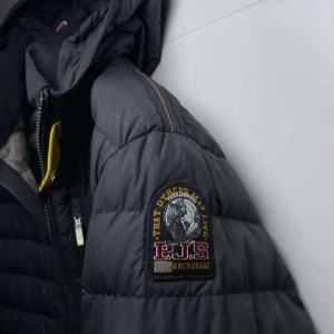 Parajumpers Last Minute | Jacka - Parajumper Last Minute jacka säljes nu i bra skick förutom att det finns ett hål vid armen.   Köpt För: 4400kr Säljes För: 1950