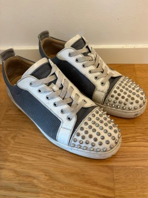 Christian Louboutin skor - Säljer mina tvär feta loubs | Storlek 45 | Bra skick, kan behöva en tvätt, sulan är fortfarande i hyfsat skick | Endast skorna medföljer | Obs, snörena är lite smutsiga, be om bild så skickar ja | Hör av dig vid minsta fundering