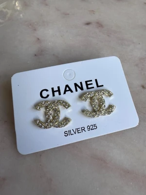 Guld CC örhängen  - Jättefina örhängen helt nya från förpackningen! Material i Sterling silver 925 rostfria ✨ Skickas inslaget i en liten presentpåse 🎁  Erbjuder snabb leverans postar inom 24 timmar