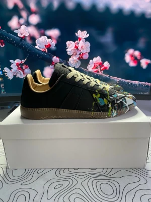 Maison Margiela Gats paintsplatter - Fina unika svarta mockasneakers med färgstänk. Storlek 43. Mycket fint skick! Hör av er ifall ni har några frågor! ⭐️