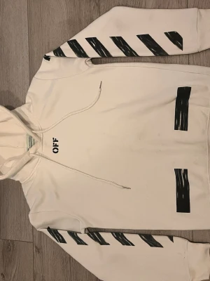  Off-White hoodie - Den är lite fläckig på magen som ni ser på bild 3 men inget större problem, skulle också säga att man ser det enklare på bilden än vad man gör i verkligheten. Samt att jag  inte testat ta bort något själv. Passar er som är runt 160-165    