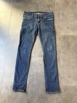 Nudie jeans - Säljer dessa blåa nudie jeans, som är i bra skick. Storleken är W30, L32. Hör av er vid frågor!