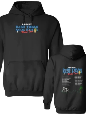 Svart Bad Bunny hoodie med tryck - Svart hoodie med huva och magficka, dekorerad med färgglatt Bad Bunny-tryck fram och turnélista bak. Texten 'DeBí Tirar Más Fotos World Tour' syns tydligt i blått, rött och vitt. Perfekt för dig som gillar streetwear och musikmerch.