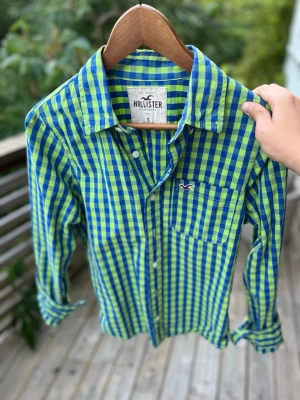 Rutig skjorta från Hollister herr storlek S - Riktigt fet hollister skjorta i rutigt material🙌Storlek S. Hör av dig vid frågor!