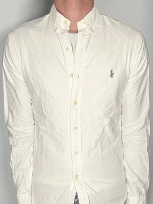 Ralph Lauren skjorta - 👕 Plagg: Skjorta                                                     📏 Storlek: XS                                                                🏷️ Märke/Modell: Ralph lauren Slim Fit                                   ✨ Skick: Fint skick                                                        💬 Vid frågor är det bara att skriva!                                                                                          🛍️ Gramenti