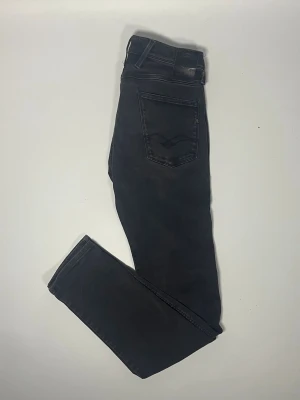 Replay anbass jeans hyperflex - 👕 Plagg: Jeans                                                          📏 Storlek: 29/32                                                            🏷️ Märke/Modell: Replay anbass hyperlfex                                   ✨ Skick: Fint skick                                                        💬 Vid frågor är det bara att skriva!                                                                                          🛍️ Gramenti