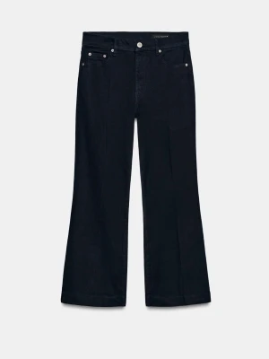 Mörkblåa utsvängda jeans - Säljer ett par mörkblåa jeans med utsvängda ben. Ny med prislapp!!
