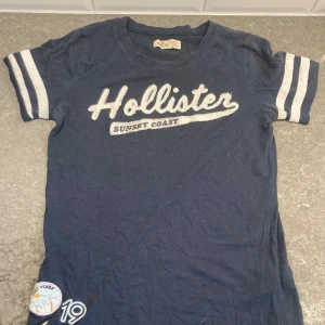 Hollister t-shirt  - Jättesnygg t-shirt! Ganska använd men fortfarande i relativt bra skick.