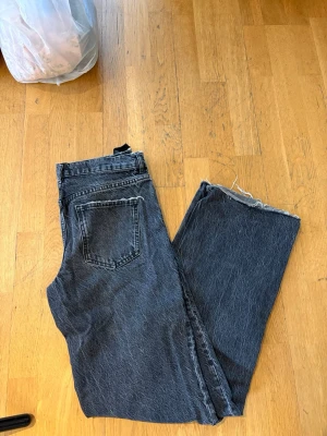 Svarta raka jeans från ZARA - Säljer ett par svarta raka jeans från ZARA
