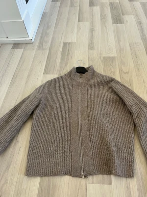 Beige kofta  - Beige kofta/cardigan från Lager 157 i storlek S. Använts ett par gånger, inga defekter förutom lite nopprig. Perfekt nu till hösten.  Postar mellan 1-3 dagar efter köp.  Hör gärna av dig om du har frågor eller vill ha fler bilder!