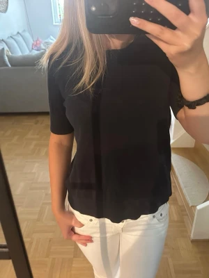 mörkblå tröja  - fin mörkblå tröja, korta ärmar. tröjan har en normal passform och är tillverkad i mjukt bomullstyg, perfekt för en clean och stilren look. Passar till allt och är ett måste i garderoben.