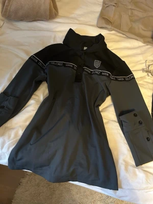 Svart och grå långärmad topp Maya Delorez - Jättefin polotröja från Maya delorez i storlek S. Knappt använd och i jättebra skick💗 pris går att diskutera