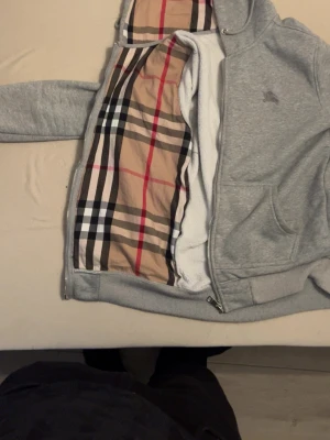 Grå hoodie från Burberry med foder - Jag säljer äkta burberry hoodie, direkt från burberry hemsida. 100% äkta, allt är perfekt med den. Skönt att ta på sig när de kallt väder.