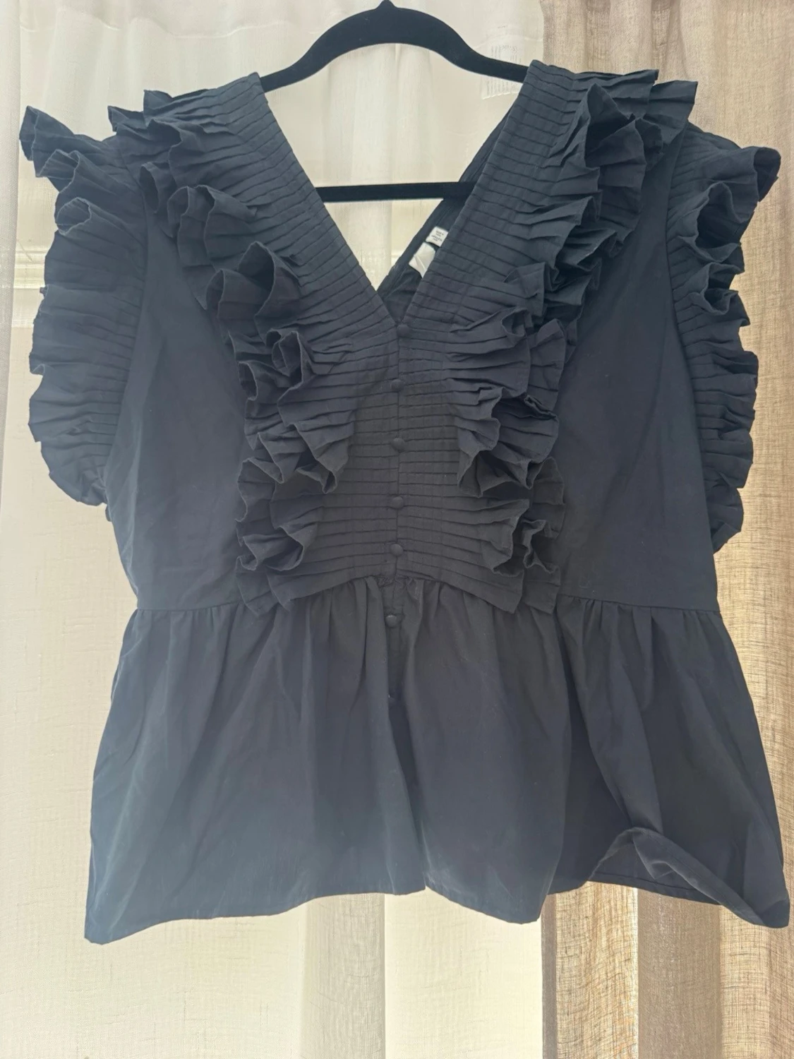 Svart blus med volanger och v-ringning - 1