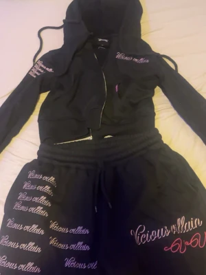 tracksuit - säljer mitt sätt från vicious villain pågrund av att byxorna är korta för mig, den är i mycket bra skick har använt den 2 gånger det är storlek M men passar lika bra som S också. pris kan diskuteras 