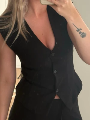 Svart figursydd väst med knappar - Svart fin väst!🖤
