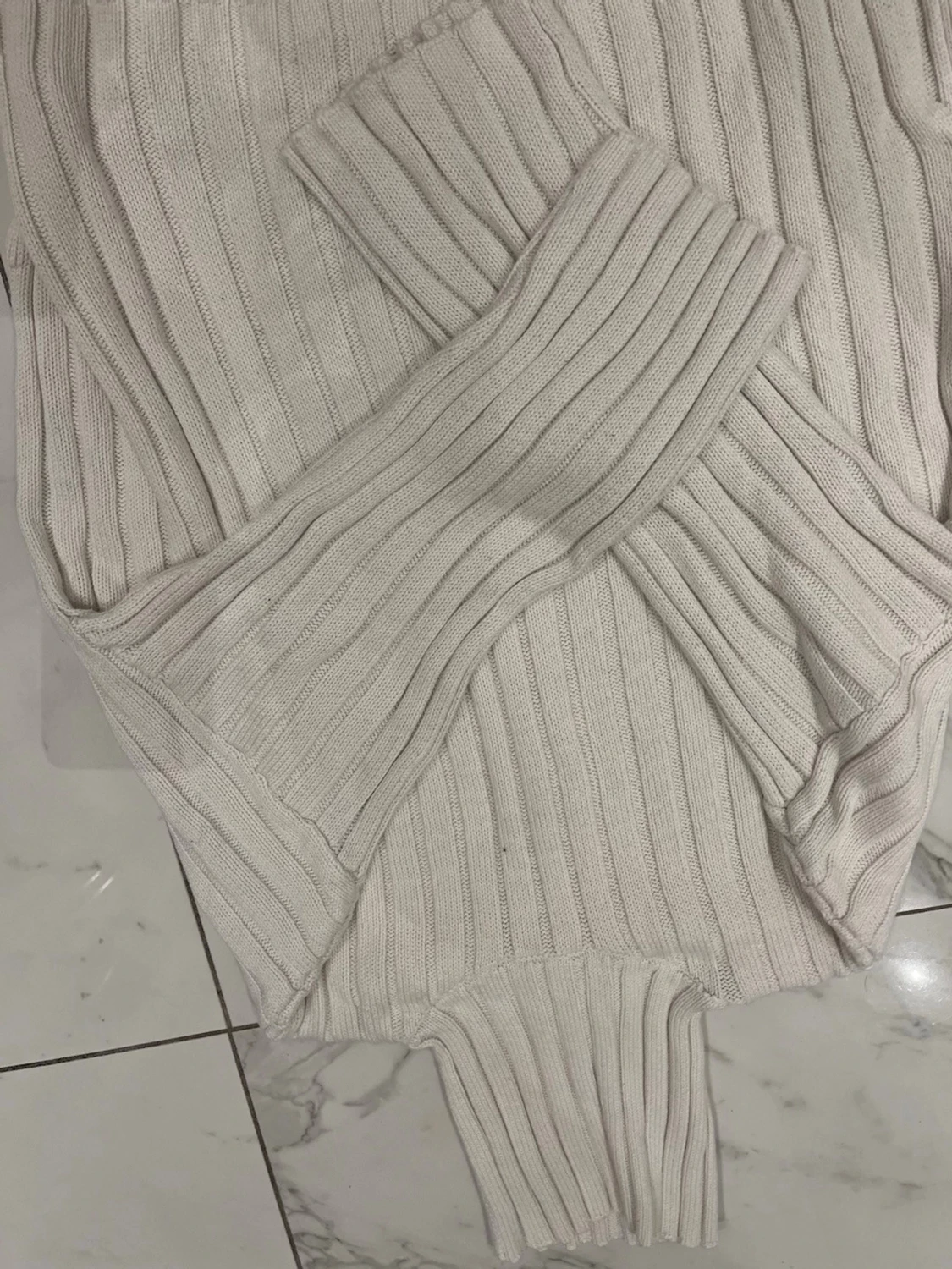 Vit ribbstickad tröja